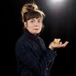 Une comédienne mange du pop-corn