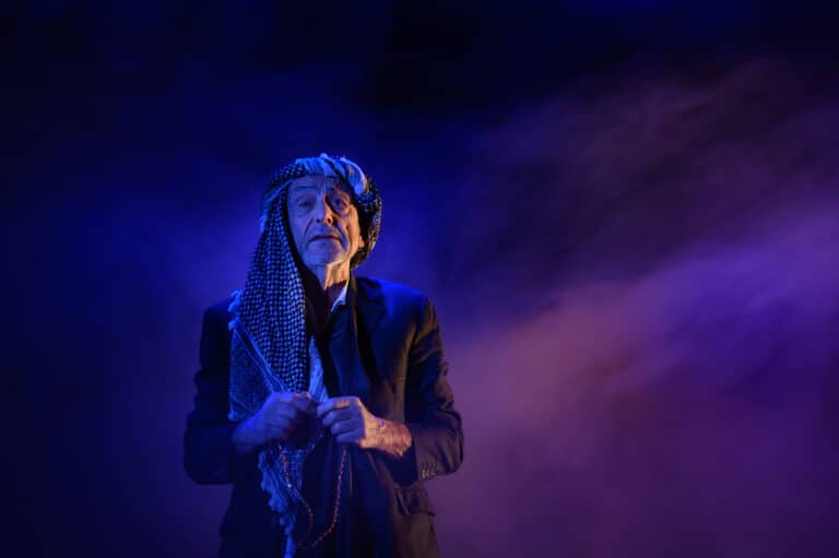 Un homme en turban récite un monologue