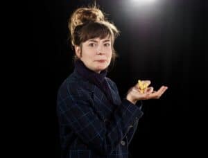 Une comédienne mange du pop-corn